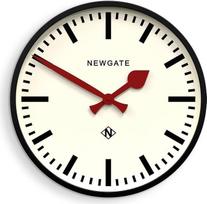 NEWGATE Putney sieninis laikrodis Didelis retro įkvėptas modernus stoties laikrodis 45 cm gilus blizgus juodas metalinis korpusas su raudonomis rodyklėmis Pramoninis vidurio amžiaus stilius virtuvėje