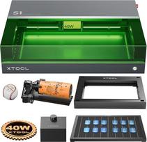 "xTool S1" 40 W lazerinio graviravimo mašina "Deluxe" komplektas, uždara apsauga, "Pin Point" padėties nustatymas, automatinis fokusavimas, 600 mm/s greitis, 498 x 319 mm darbinis plotas metalui, medienai, odai