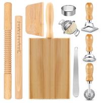 Medinis sriegiuotas kočėlas, įrankių rinkinys pastai, tešlos grandiklis, gnocchi lenta, koldūnų gaminimo įrankis, raviolių formelė, pjaustyklė, medžio tekstūra 1