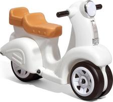 Baltas plastikinis paspirtukas "Step2 Ride Along Toy Scooter", paspirtukas vaikams, skirtas naudoti lauke, vaikiška transporto priemonė, važiuojantis automobilis, nuo 1,5 metų