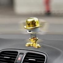 Automobilio prietaisų skydelio spyruoklinis žaislas Klasikinis purtantis lėlės ornamentas Automobilio spyruoklinė galva Purtyti Šokti Klasikinė figūrėlė Automobilio prietaisų skydelis auksas