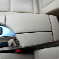 Automobilio centrinės konsolės porankio pagalvėlė iš mikropluošto odos Apsauginė apdailos danga BMW 5 serijos E60 2004 2005 2006 2007 2008 2009 black for LHD