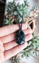 Macrame pakabutis su juodojo obsidiano akmeniu