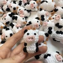 Rankų darbo 3,5 cm mielas megztas mini karamelės karvės raktų pakabukas Kūrybiški nėrimo raktų pakabukai Automobilio raktų priedams Lėlių raktų pakabukai Didmeninė prekyba