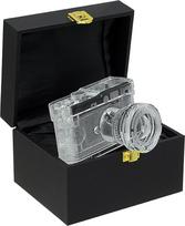 "Fotodiox Crystal Rangefinder" fotoaparato ekrano modelis - 2/3 realaus "Leica M9" fotoaparato su "Summicron" 28 mm f/2 objektyvu dydžio kopija; popieriaus svoris, knygų lentyna, knygų atšvaitai, popieriaus svoris