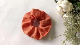 Oranžinė, ruda, rausva lininė plaukų gumytė