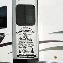 Stovyklavimo taisyklės Kemperio RV Automobilio Durų Lipdukas Decal Karavano Namelio ant Ratų Automobilio Sunkvežimio Dekorui 35cmhighx23cmwide juoda