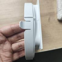 Efektyvus išmetimo žarnos jungiklis Midea nešiojamam oro kondicionieriui. Sukurtas bendram suderinamumui su 13 cm žarnomis