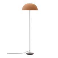 Terakotos spalvos pastatomas šviestuvas (aukštis 140 cm) su metaliniu gaubtu Nibla – Kave Home
