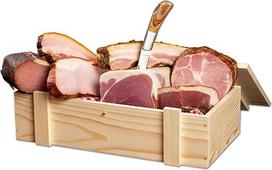 Wurstbaron® kumpio dešros dovanų dėžutė, pagaminta iš medžio, su Serrano, kadagio pilvo, ūkininko rūkyta, juodojo dūmo, varškės šonine ir kišeniniu peiliuku - 2,88 kg