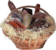 Dovanų krepšelis grynai mėsos malonumams su "Bread Vine", "Cottage Bacon", "Debreziner", medžiokliniu saliamiu, sūriu "Tangerl", Prahos juodosiomis dešrelėmis, "Kaminwurzen", neapdorota lenkiška dešra ir garnyru - raugintais kopūstais