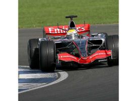 PRE-ORD3R Minichamps Modeliukas 1/18 2006 McLaren Mercedes Benz MP4/21 F1 Testing Silverstone Lewis Hamilton, silver/red