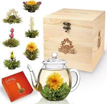 "Creano Tea Flower Mix" dovanų rinkinys su 500 ml arbatinuku elegantiškoje medinėje dėžutėje su 6 skirtingomis žydinčios arbatos rūšimis (baltoji arbata)
