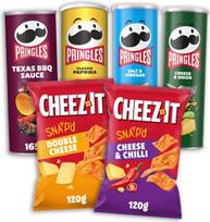 "Pringles BBQ", "Classic Pepper", "Salt & Vinegar", "Cheese & Onion" (4 x 165 g) ir "Cheez-It Snap'd Double Cheese" bei "Cheese & Chilli" (2 x 120 g) - traškių traškučių ir keptų sūrio traškučių užkandžių rinkinys