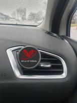 Auto kvapas į groteles „Myliu ir taškas.“