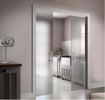 Paslėptoms stumdomoms durims su apvadais skirtas komplektas SCRIGNOTECH DOUBLE GLASS  gipso sienai 2100x1400x100 (gipso profilis 75mm pločio) be stiklo.