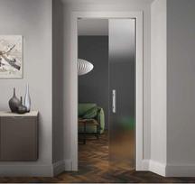Paslėptoms stumdomoms durims su apvadais skirtas komplektas SCRIGNOTECH GLASS  gipso sienai 2100x800x125 (gipso profilis 100mm pločio) be stiklo.