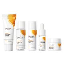 SADOER Vitamin C skaistinantis kelioninis odos priežiūros rinkinys (5 dalių rinkinys nuo raukšlių ir drėkinimui) Vitamin C Brightening Travel Skincare Set