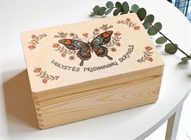 Medinė krikštadėžė su spauda „Vaikystės prisiminimų skrynelė“
