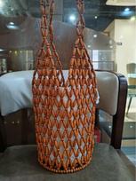 Rankų darbo megzta moteriška tuščiavidurė medinių karoliukų peties rankinė 17cm x 17cm x 56cm šviesiai ruda spalva