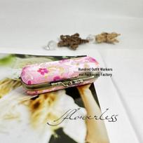 Senovinė brokatine siuvinėta lūpų dažų dėžutė su veidrodėliu