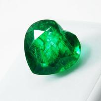 Natūralus žalias smaragdas širdies formos 8,23 ct SERTIFIKUOTAS Kolumbietiškas laisvas brangakmenis 13.1 mm (approx) žalia