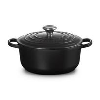 Le Creuset 26 cm Apvalus Ketaus Troškintuvas - Juodas, Škirpynas, Oranžinis Le Creuset 26 cm juodas ketaus troškintuvas - universalus virtuvės įrankis, skirtas tobulam troškinimui ir maisto ruošimui.