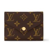 LOUIS VUITTON Victorine su logotipų spaudiniu, spaudžiama sagtele, Viktorietiško stiliaus dengto drobės ir odos piniginė, moteriška, rožinė Basic Set (Bag + Dust Bag) rožinė raudona spalva