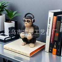 Derva gorilla su ausinėmis, kūrybinga gorilos lėlė, namų, sodo, vejos puošmena