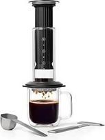 "AeroPress Premium Koffiepers" - stiklinis, rožinis ir aliumininis "viskas viename" prancūziškas presas, rankinis filtras ir espreso aparatas. Per 2 minutes pagaminkite mažiau karčią kavą Smackvollere Kop Koffie, Zwart