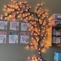 "Cherry Blossom" LED šakų žibintai, "Sakura Vine" sienų dekoracijos, šiltos baltos spalvos rotango pasakų žibintai, sienų dekoracijos su nuotolinio valdymo pulteliu, skirti miegamojo dekoracijoms, kalėdinėms dekoracijoms (144 šviesos diodai, 2,3 metro)