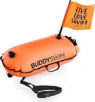 BUDDYSWIM Atviro vandens plaukimo plūduras suaugusiems 28L su 100% vandeniui atspariu maišeliu ir nuimama vėliavėle papildomam matomumui. Lengvas, patvarus ir lengvai sulankstomas plaukimo plūduras.