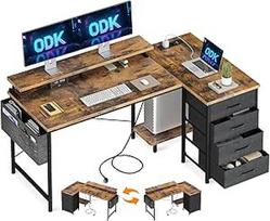 ODK L formos rašomasis stalas, 140 x 80 x 84,7 cm, kampinis rašomasis stalas su 4 stalčiais ir monitoriaus lentyna, L formos stalas su 2 USB įkrovimo lizdais ir 2 kištukiniais lizdais, skirtas namų biurui, rudos spalvos