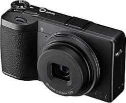 RICOH GR IV nespalvotas fotoaparatas su specialiu CMOS vaizdo jutikliu, skirtu tik nespalvotai fotografijai. NAUJAS 25,74 MP APS-C CMOS jutiklis, NAUJAS GR ENGINE 7, NAUJAS 28 mm f2,