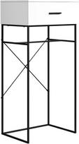 trendteam smart living - Strike - šoninis staliukas su praktišku stalčiumi - matinės baltos / juodos spalvos - stilinga pastatoma spintelė - (plotis x aukštis x gylis) 60 x 132 x 48 cm - svetainės staliukas ant tvirto metalinio rėmo