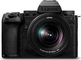 "Panasonic" LUMIX DC-S5M2XKE beveidrodis viso kadro fotoaparatas su Lumix S-R2060 20-60 mm F3.5-5.6 objektyvu, 4K 60p ir 6K 30p neribotas įrašymas, atlenkiamas ekranas, "WiFi", hibridinis fazinis AF, DMW-BLK22 akumuliatorius, juodas