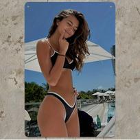 Modernus metalinis sienų dekoras Mergaitė Paplūdimys Baseinas Meno plakatas Patvarus aliuminio be rėmelio Vertikalus pakabinamas namams Barui Kavinei C 20x30cm