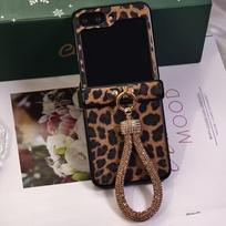 Sleek Leopard Print Leather Case with Lanyard for Samsung Z Flip7 and Flip6 Flip8 tamsiai ruda spalva