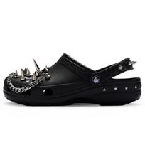 Crocs Classic klumpės 811 pagamintos pankroko laukinio hip hopo juodo samurajaus dekoratyvinė sagtis rankomis dažytos purškiamais dažais skylėtos avalynės unisex juodos 36-37