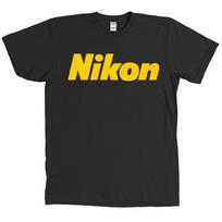 „Nikon“ fotoaparato logotipas „Nikkor Photography“ NAUJAS SU ETIKETĖMIS – ĮVAIRIŲ SPALVŲ unisex marškinėliai XXL