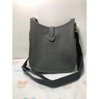 Nauja madinga viršutinio sluoksnio karvės odos tuščiavidurė perforuota madinga laisvalaikio moteriška rankinė per petį cross-body moteriška rankinė Mini 17cm juoda