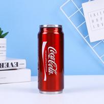 Coca-Cola izoliuotas puodelis skardinės formos su šiaudeliu