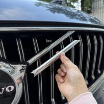 Volvo XC60 2018-2021 Priekinio buferio chromuotos grotelės dekoratyvinis prisegamas profilis