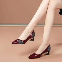 Madingi batai Moteriški aukštakulniai Vidutinio kulno Elegantiški vestuviniai batai Siurbliai Moteriški Seksualūs Raudoni Smailianosiai Seklūs Įsispiriami vakarėlio bateliai 40 vyno raudonos spalvos