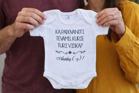 Dovana būsimiems seneliams - smėlinukas su užrašu „ Ką padovanoti tėvams kurie turi viską“