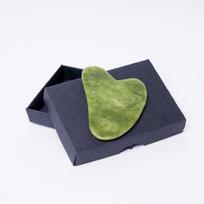 GUA SHA žadeito akmens masažuoklis dežutėje