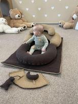 Sėdinukas kūdikiams „Komfortas“ su kilimėliu 95x75 cm – rankų darbo dovana naujagimiui | Teddy rududu
