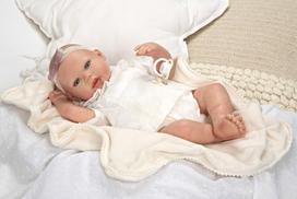Reborn lėlytė baltais rūbeliais mergaitė 45 cm