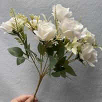 Dirbtinių bijūnų rožių puokštė, Baltas
