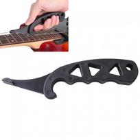 Juodas ABS plastiko gitaros stygų tempiklis, kad naujos stygos iš karto laikytų derlių. Gitaros remonto stygų tempimo įrankis